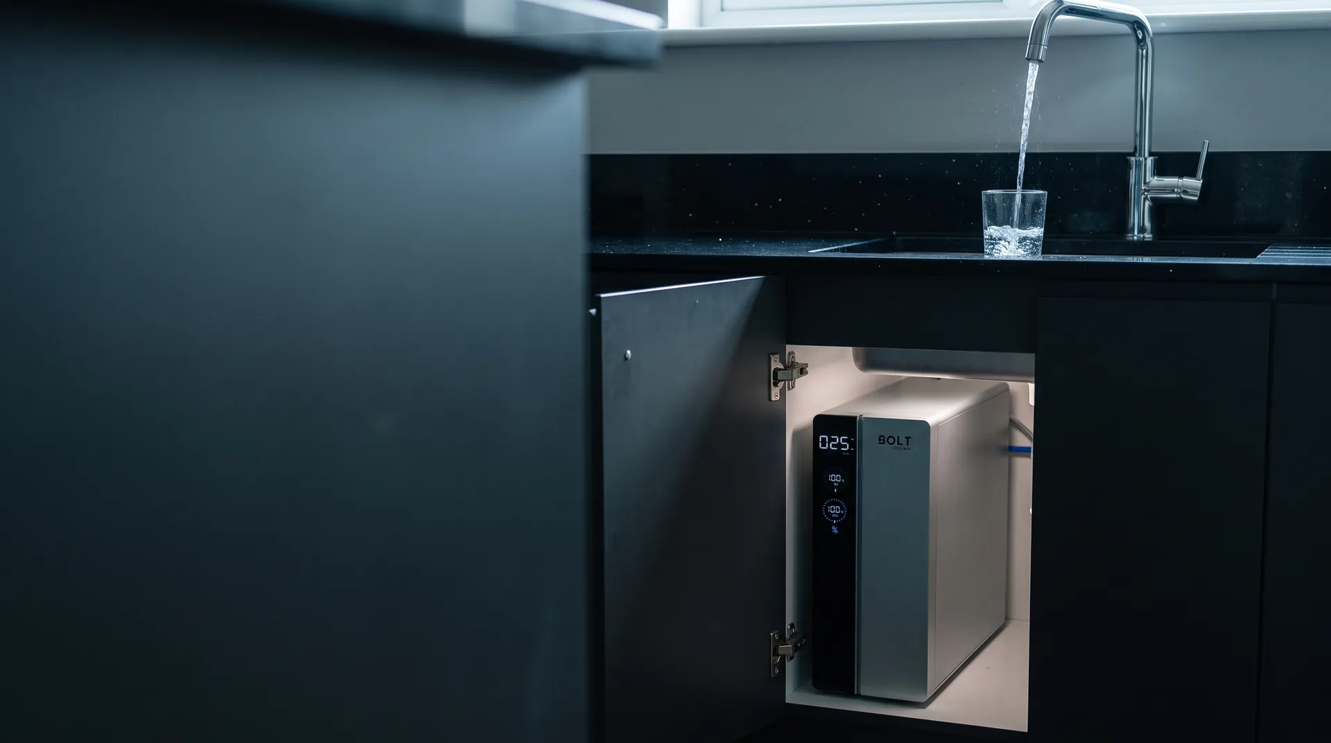 Cocina con el grifo llenando un vaso de agua y el equipo de ósmosis BOLT 1000 EVO instalado en el mueble de debajo